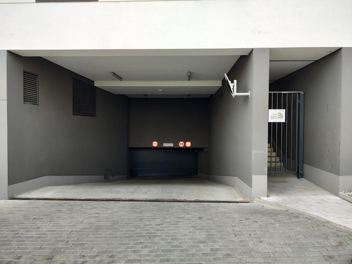 شقة Uroczy Apartament Z Miejscem Na Auto W Garazu وارسو المظهر الخارجي الصورة